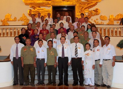 Deputy PM receives Ca Mau revolutionaries 